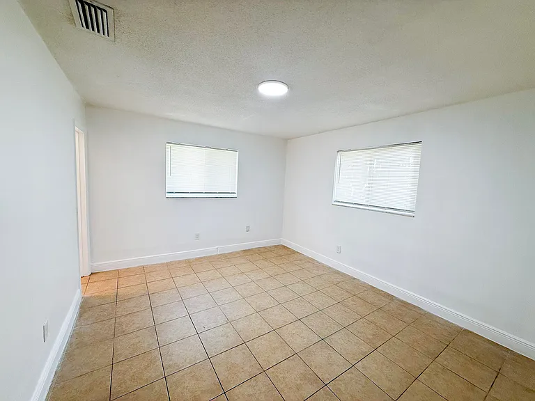 1555 NE 148th St — Photo 7