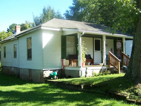 214 W 3rd St, Chase City, VA 23924