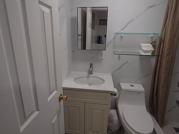 5th image of 40 Pebble Ln Floor 1