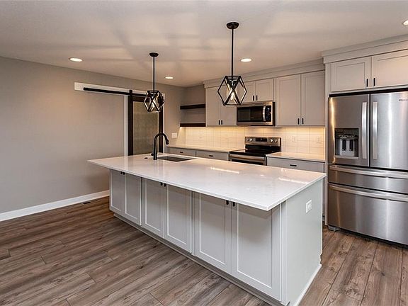 3rd image of 3122 Fieldstone Ct SE