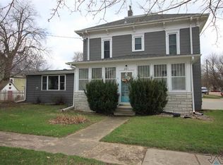 201 E 2nd Ave, Lennox, SD 57039