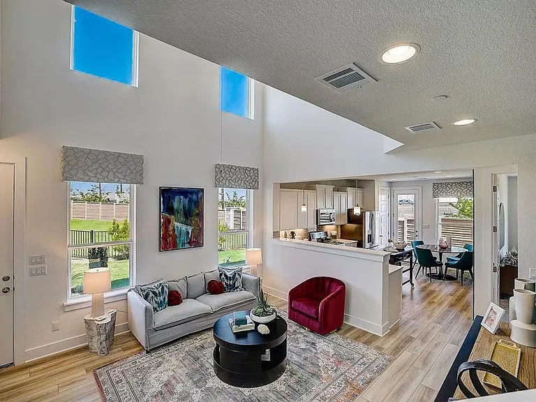 2027 Cora Ivy Ln — Photo 4