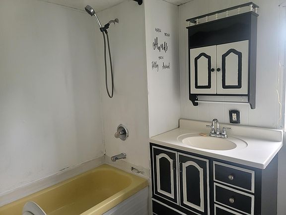 3rd image of 324 Wyandotte Ave #9