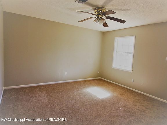 4th image of 308 Juanita St