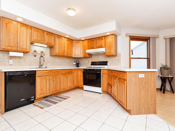 5th image of 110 Marigold Ln S