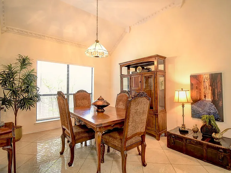719 Oak Hollow Dr — Photo 10