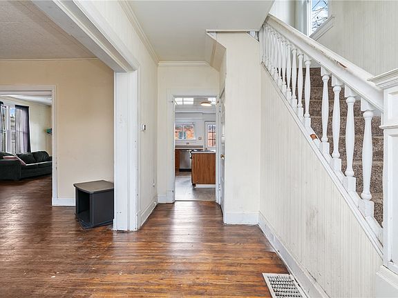 5th image of 308 Brandon St