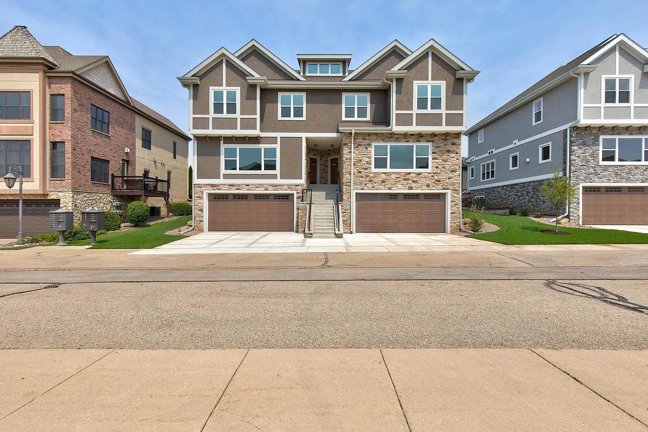 9076 Paddington Parkway photo 1