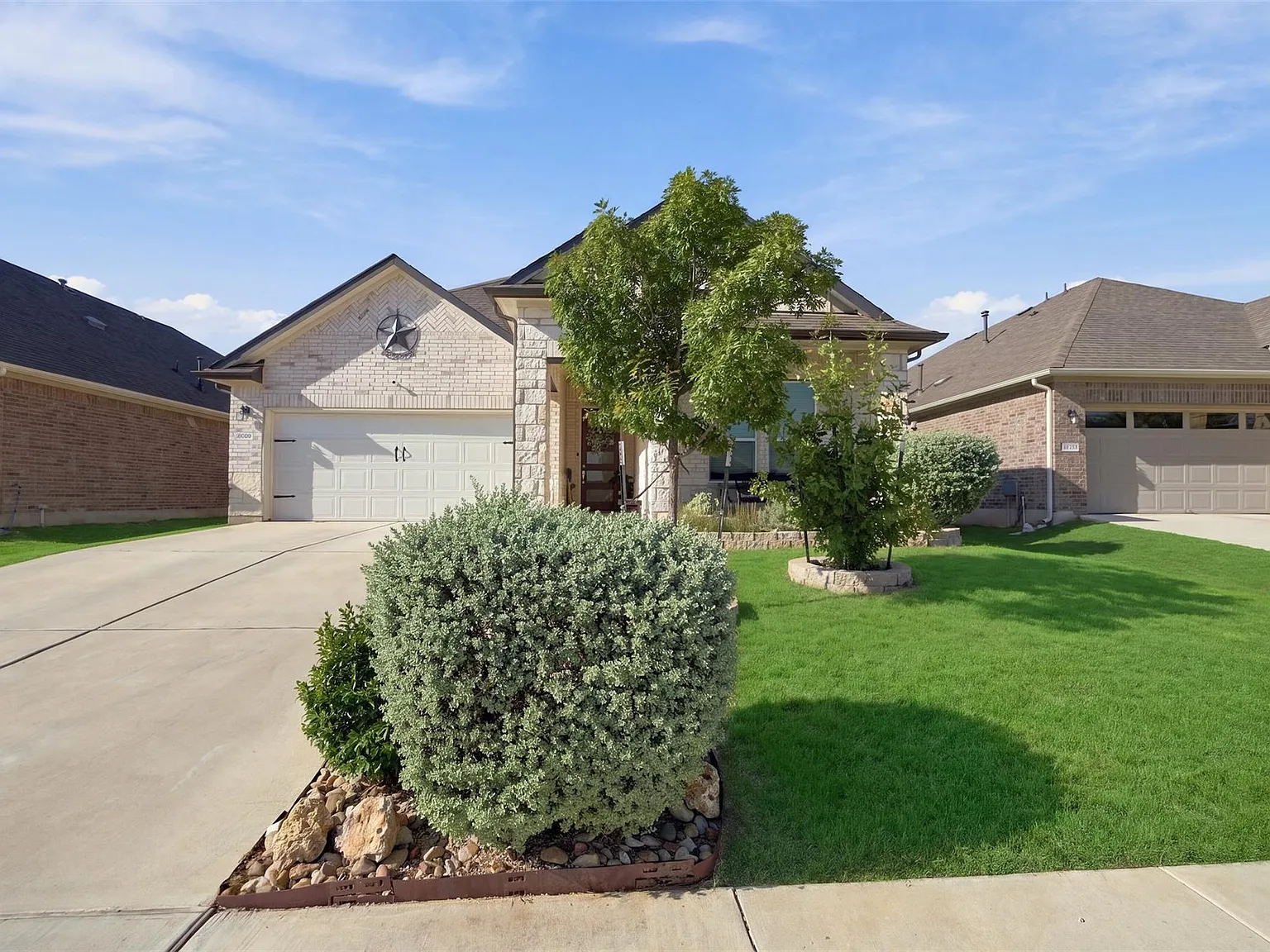 4 bed, 3.0 bath, 2526 sqft, $2,450 — Photo 2
