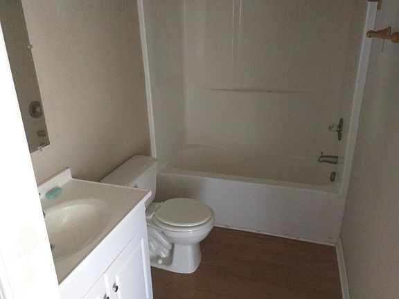 Master Bedroom Bathroom w Bath/Shower combination tub