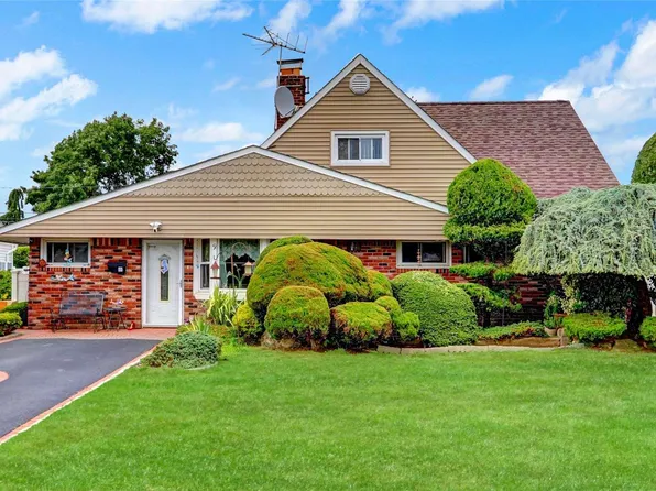 9 Eden Lane, Levittown, NY 11756