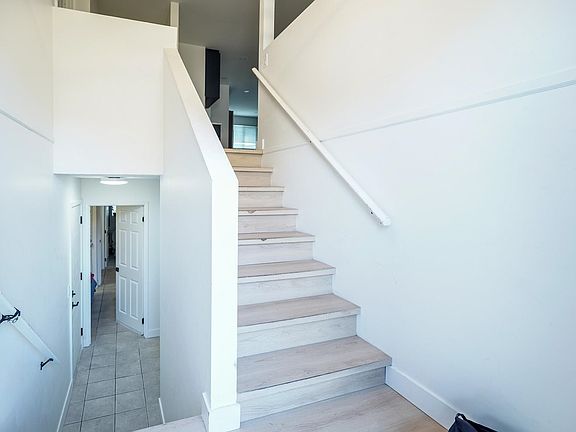 4th image of 2418 Wayburne Cres