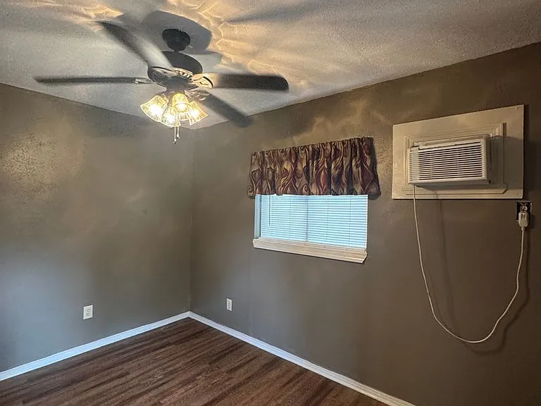 2416 Northside Dr — Photo 12