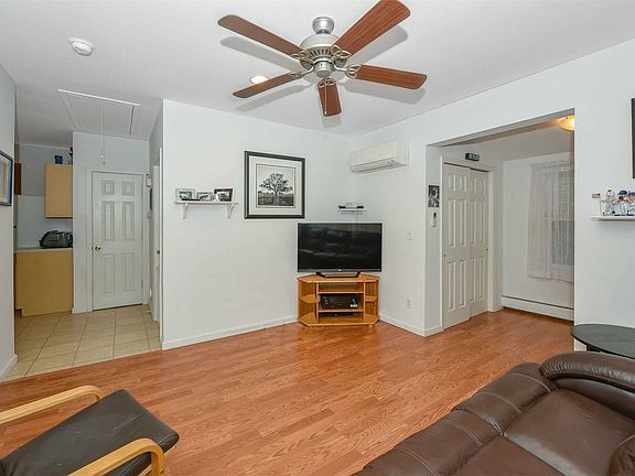 5th image of 29 Hillcrest Dr