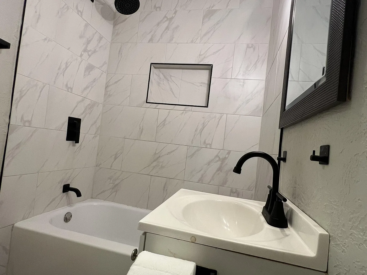 3 bed, 1.0 bath, 650 sqft, $832 — Photo 4