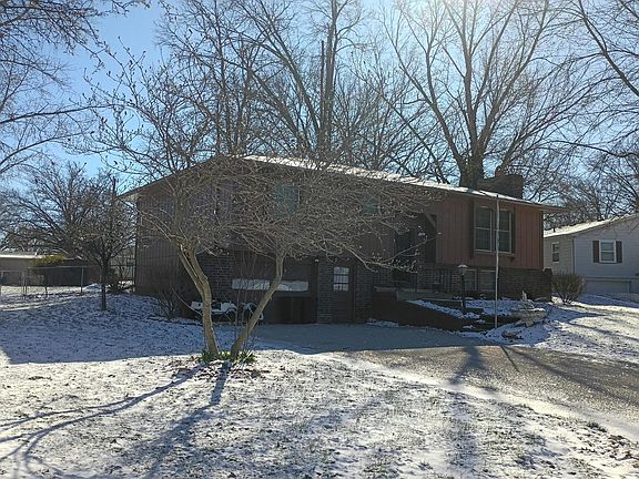 3rd image of 1403 Ridgeway Dr