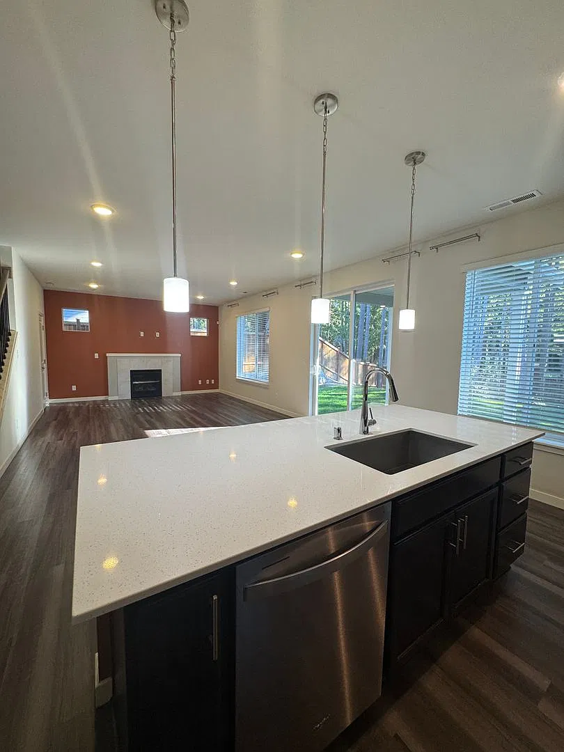 Nearly New Poulsbo 4 bedroom 3 bath available now. — Photo 3