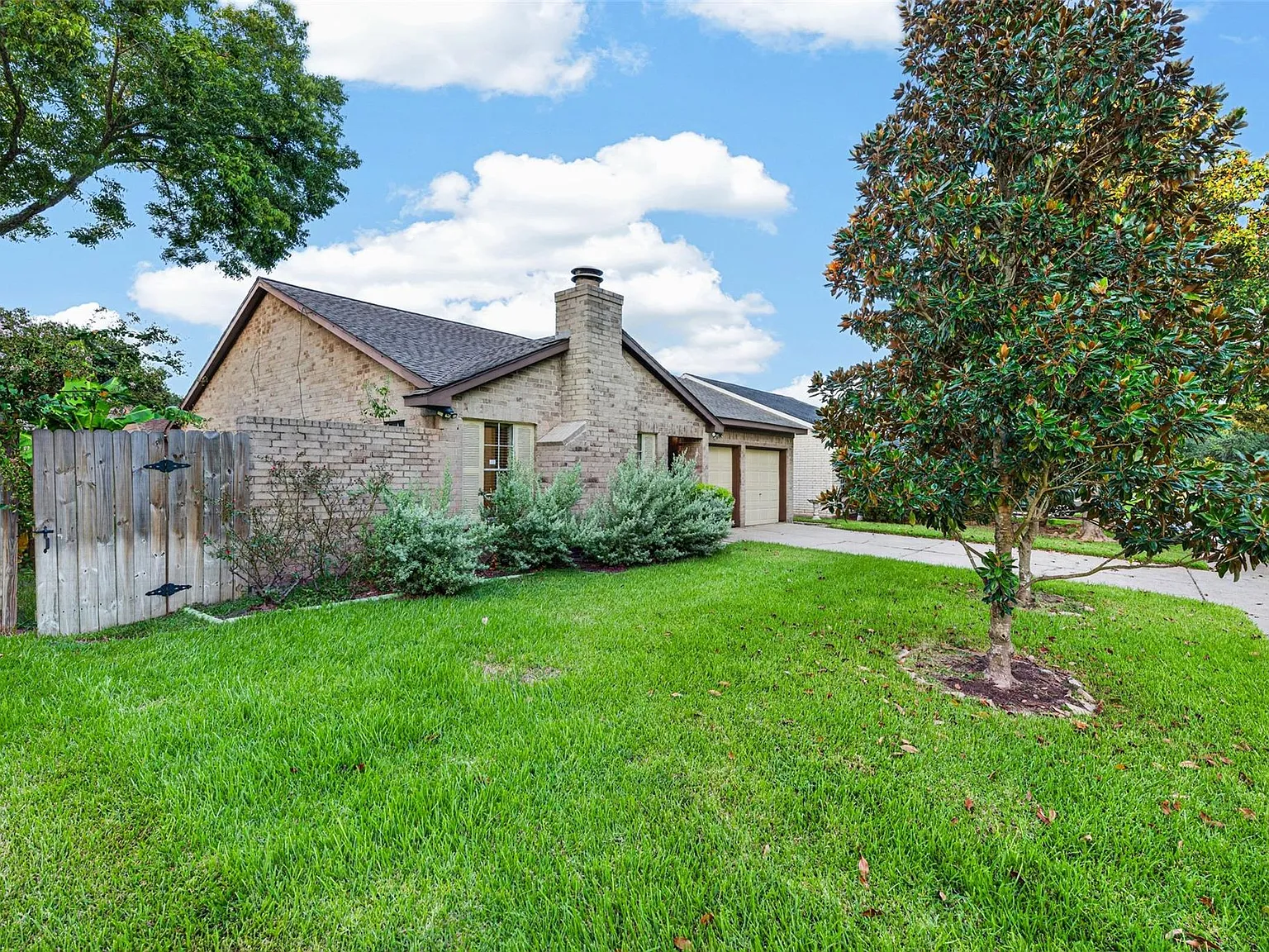 4 bed, 2.0 bath, 2019 sqft, $2,200 — Photo 3