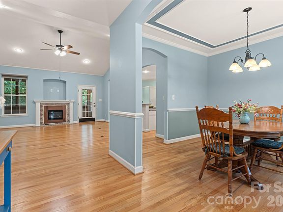 4th image of 2017 Cameron Heights Cir