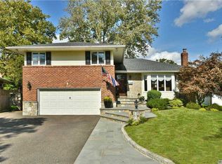 6 Morris Dr, Syosset, NY 11791