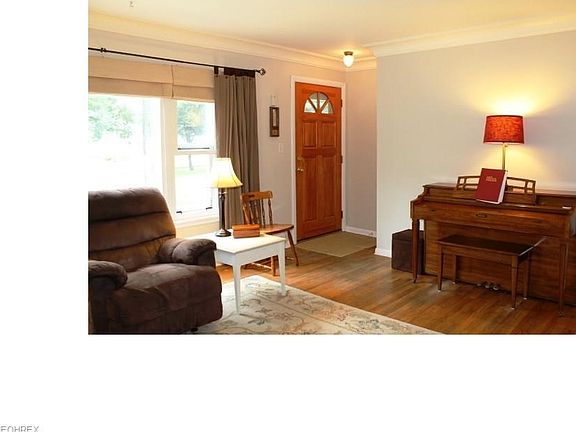 Livingroom - Hardwood floors, crown molding, recently painted