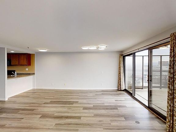 5th image of 100 Park Ave W APT 1601