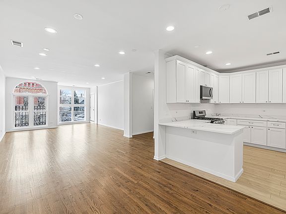 3rd image of 1645 S Blue Island Ave #2F