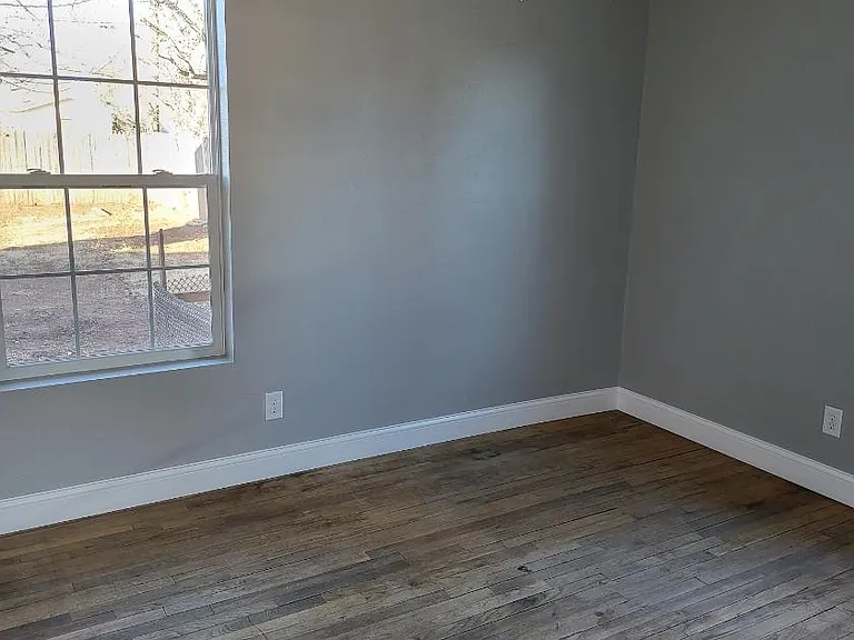 3528 Meadow Dr — Photo 2