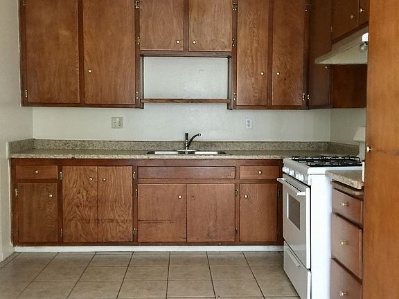 4th image of 320 N Begonia Ave APT A