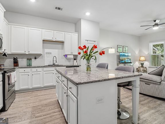 3rd image of 530 Vandenburg Dr