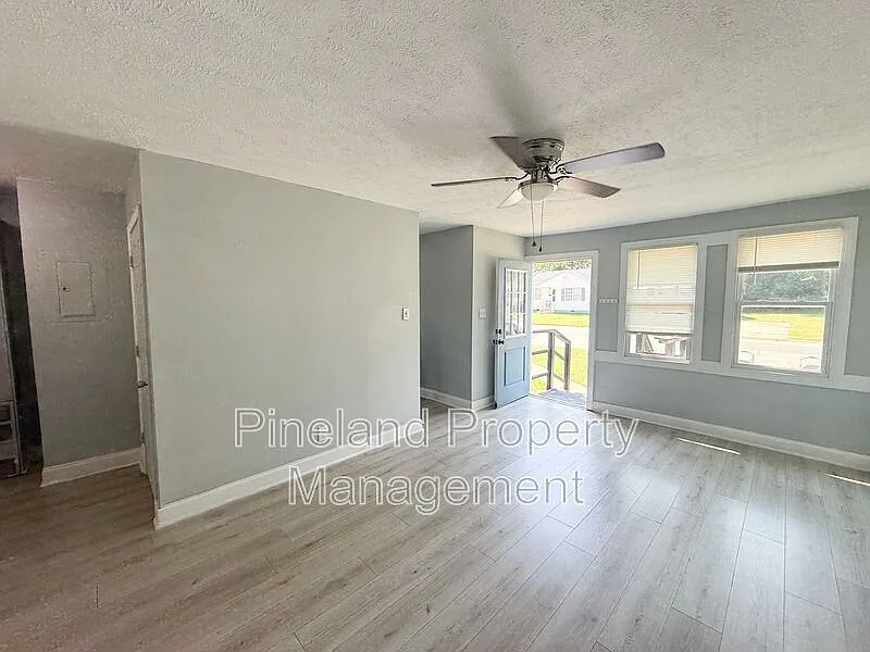 2 bed, 1.0 bath, 840 sqft, $935 — Photo 2
