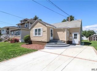 16 Orchard St, Lindenhurst, NY 11757
