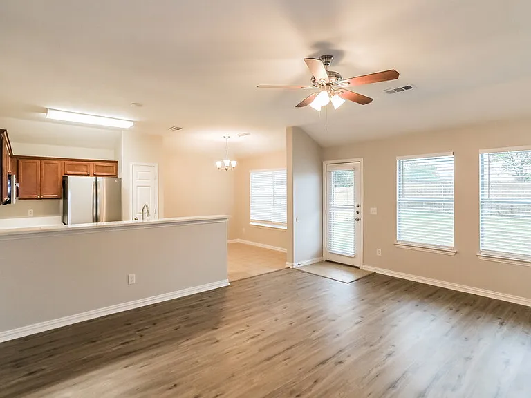 713 Cedar Cove Dr — Photo 3
