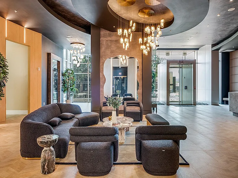 1400 HiLine Lobby