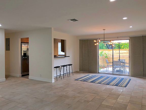 4th image of 700 NE 14th Pl Unit 2