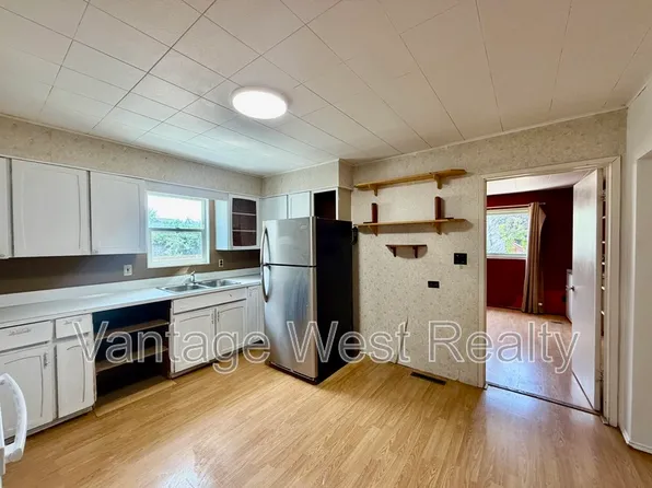 400 Dougall Rd N, Kelowna, BC V1X 3K7