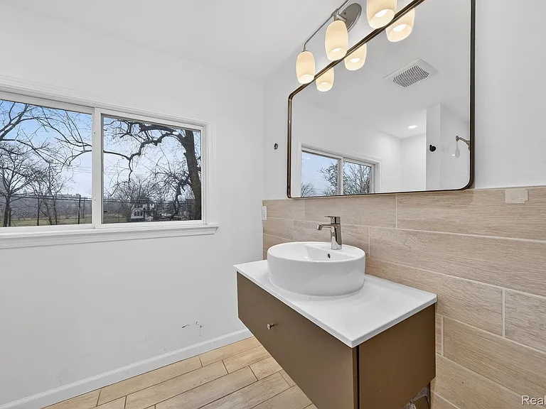 9290 Wildemere St — Photo 9