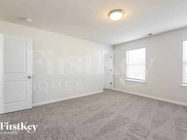 566 Hillpark Ln — Photo 13
