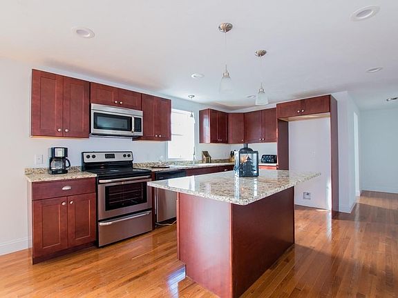 3rd image of 332 Bedford St