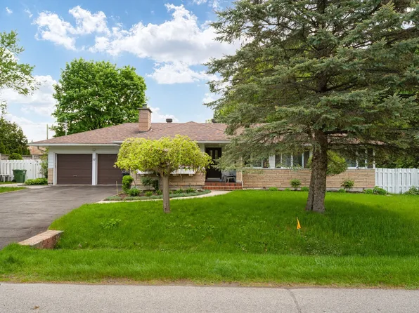 57 York Rd, Beaconsfield, QC H9W 4L1