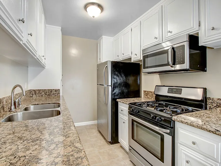 1234 Wellesley Ave in West LA - steps to Wilshire Blvd! — Photo 2