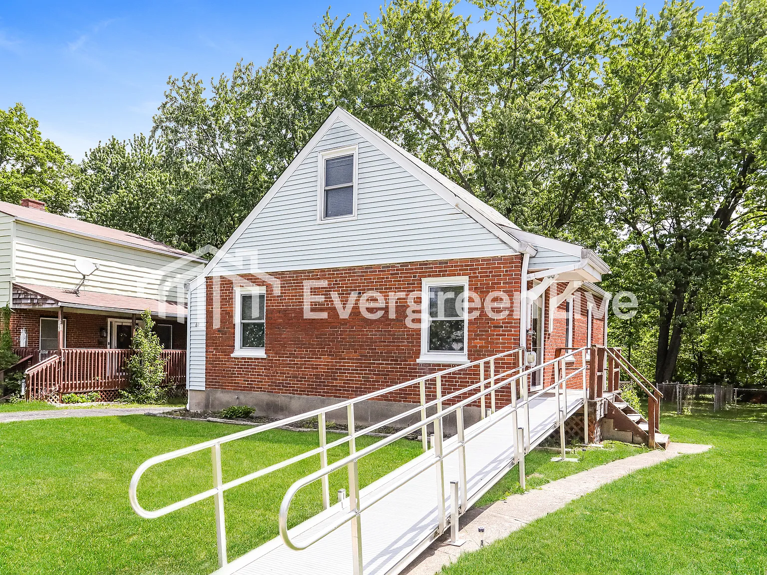 4 bed, 1.0 bath, 1082 sqft, $1,645 — Photo 2