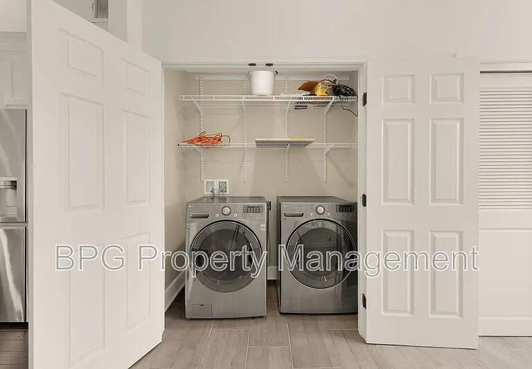 1027 7th St NE — Photo 8