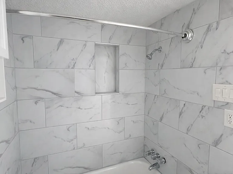 1/2 Bedroom Apartment: Bathroom
