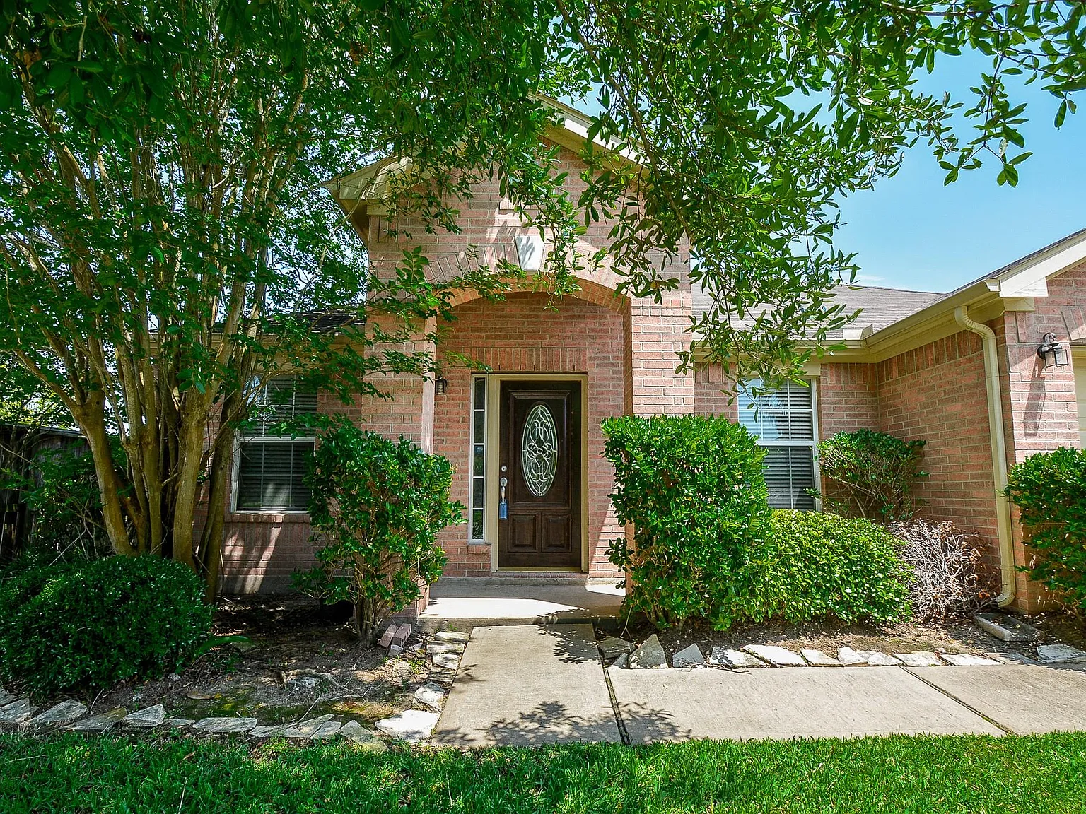 3 bed, 2.0 bath, 2062 sqft, $2,000 — Photo 1