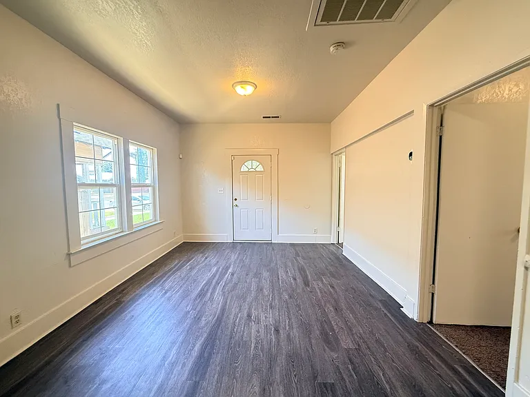 1010 N Roosevelt Ave — Photo 6