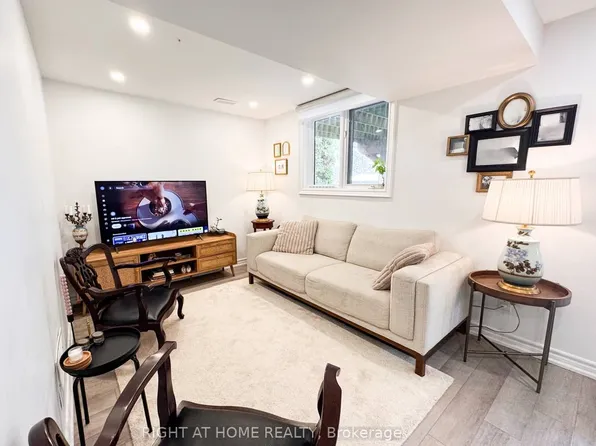 361 Gaston Pl Unit B, Newmarket, ON L3Y 8M4