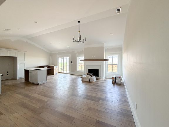 5th image of 319 Skaggs Blvd