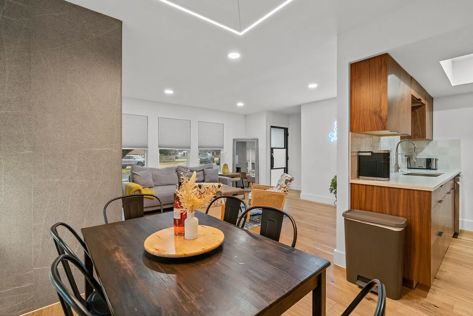 3 bed, 2.0 bath, $5,197 — Photo 4