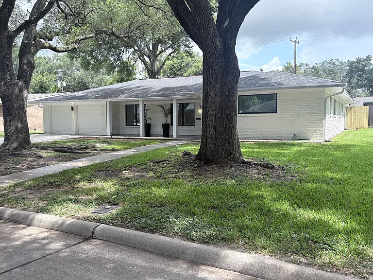 704 Fleetwood St — Photo 2